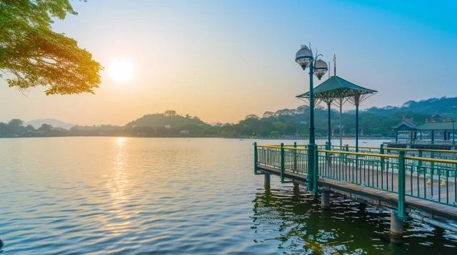 在炎炎夏日，杭州這座歷史悠久的城市，以其獨特的魅力吸引著無數游客