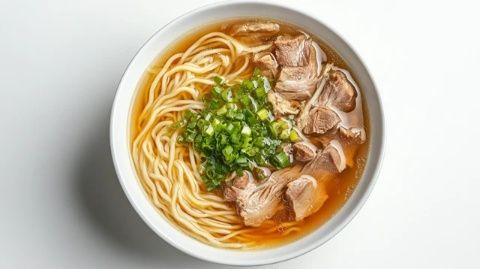 小吃店拌面13元過油肉15元，低價菜肴吸引眾多市民。