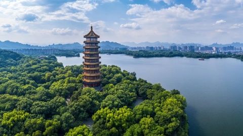 去杭州，經(jīng)一老人指點，告訴我們周邊還有被人低估的寶藏城市，那里別有洞天。