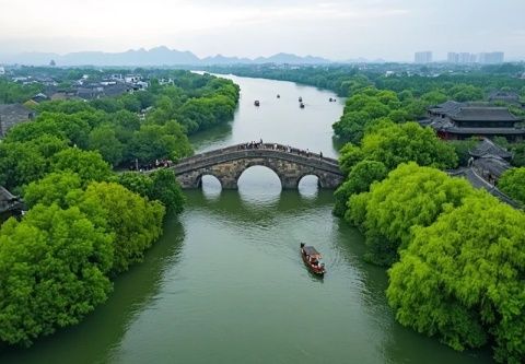 旅行無錫太湖之行，泛舟湖上，看落日余暉下的江南風光