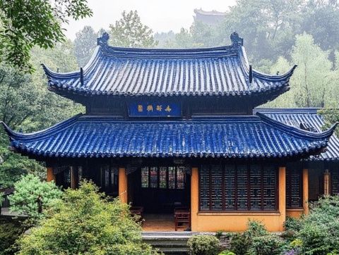 揭秘錢坑美食與古寺之旅：大鼎撈面后的石靈光寺探秘