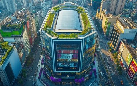 銀泰百貨離我家直線距離只有一公里，絕對是最近的商場了