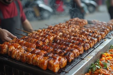 炭烤牛肉串配濃郁番茄醬，色香味俱佳！當(dāng)然可以！以下是羊肉串的制作方法