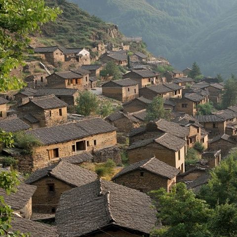 峰峰的小鎮指的是響堂水鎮，它位于河北省邯鄲市峰峰礦區和村鎮東和村