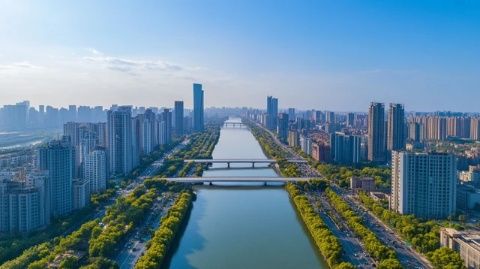 廣州：城市的現(xiàn)代化與傳統(tǒng)的融合，生活節(jié)奏快而又放松。