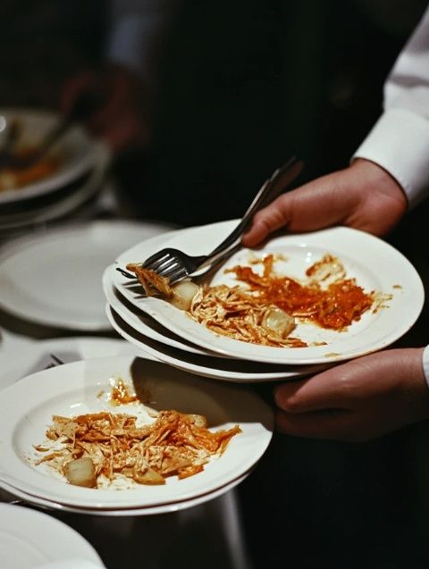 我在餐廳用餐時不慎摔倒，服務(wù)員正端菜前來
