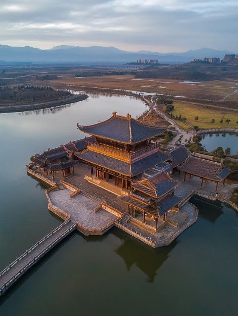防城港，位于中國南的海濱城市，有豐富的自然資源和悠久的歷史文化