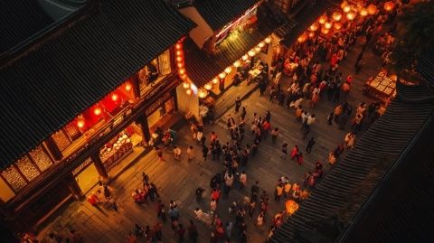 為什么云南大理古城備受爭議卻人潮不息？——深度解析古城的魅力與爭議