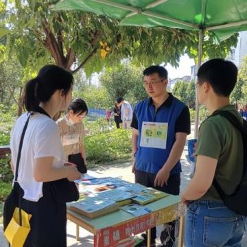 鄭州高校門口烤紅薯大叔送暖人心引發學生排隊購買