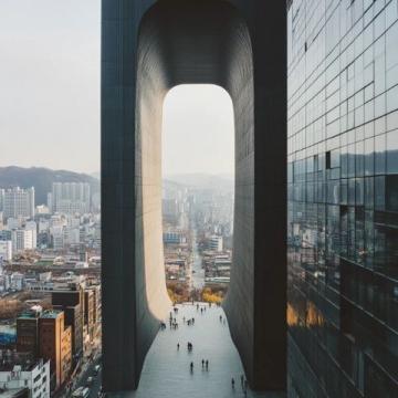 甲秀樓，位于貴州省貴陽市南明區翠微巷8號，是貴陽市的標志性建筑之一