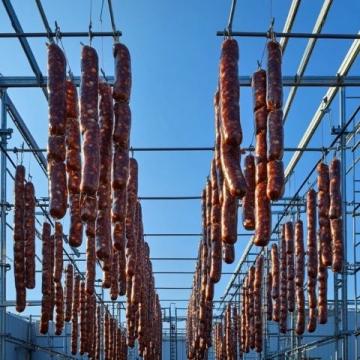 冬日曬制臘肉香腸:傳承美味,時(shí)尚潮流興起