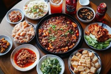 山東美食以其豐富多樣、口味濃郁、注重食材本味而聞名，是中國八大菜系之一（魯菜）的