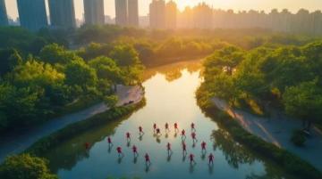 秋意盎然，武漢，充滿活力的城市，扶光露面的清晨，公園里、江邊，到處是運動的人們