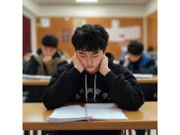 今天上午聽了一節(jié)數(shù)學(xué)研究課:10的分與合,感覺數(shù)學(xué)課和語文課相比真的是輕松多了
