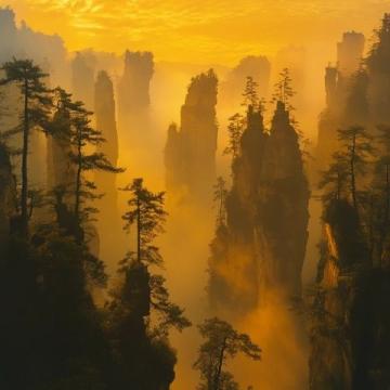張家界，位于中國湖南省西北部，以其獨特的喀斯特地貌和壯麗的自然風(fēng)光聞名于世