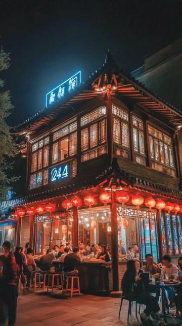 在廈門，最熱鬧的夜晚聚集地是101聚廠，而最火的夜市則是夜間文化廣場。