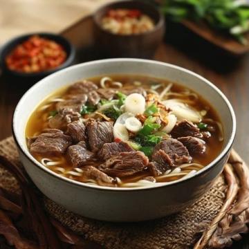 探索內(nèi)江必嘗九大美食之旅：牛肉面、油炸粑、鯰魚、兔子面、干燒魚、熗鍋面、羊肉湯、涼粉與花生酥的味蕾盛宴。