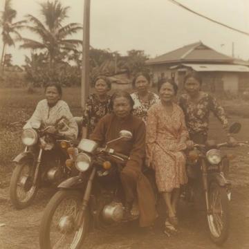 1950年前后，印尼當時發生了嚴重的排華事件，許多華僑回到祖國