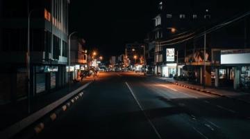夜晚的街頭，曾經的車水馬龍已不復存在，只剩下孤零零的路燈和寂靜的建筑