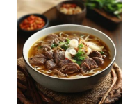 探索內江必嘗九大美食之旅：牛肉面、油炸粑、鯰魚、兔子面、干燒魚、熗鍋面、羊肉湯、涼粉與花生酥的味蕾盛宴。