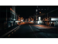 夜晚的街頭，曾經(jīng)的車水馬龍已不復(fù)存在，只剩下孤零零的路燈和寂靜的建筑