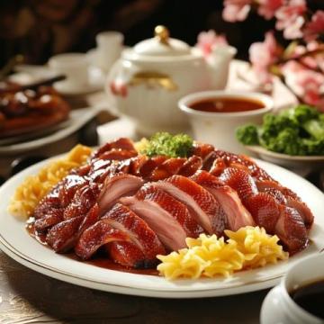 北京烤鴨是中國傳統(tǒng)美食中的一道經(jīng)典菜肴，以其酥脆的皮和嫩滑的肉質(zhì)聞名于世