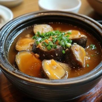 閩菜，又稱福建菜，是中國八大菜系之一，以其獨特的海鮮烹飪、湯品文化和酸甜口味而聞