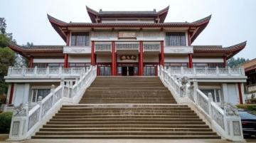 在南京博物院坐下來休息，我和女兒都走不動了，今天走了17000多步了