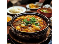 遼寧美食豐富多樣，融合了東北菜系的特色，以下是一些代表性的遼寧美食