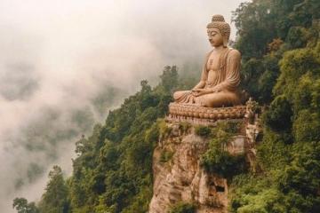 峨眉山金頂大佛：雨后奇觀，登頂需緣分與運(yùn)氣