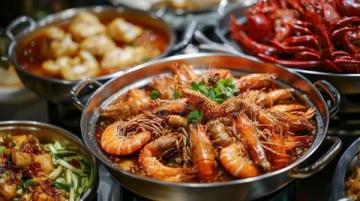 開封夜市是中國著名的美食聚集地，以其豐富多樣的小吃聞名