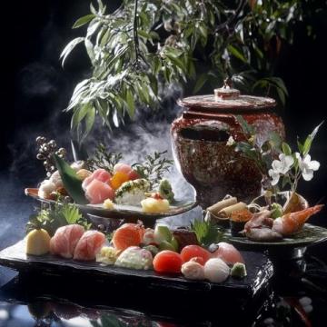 日本料理在聯(lián)合國認(rèn)定中領(lǐng)先于地中海料理，主要是因?yàn)槠錁?biāo)準(zhǔn)化和易行性，以及對(duì)健康長(zhǎng)壽的吹捧。