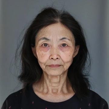 這位大媽已經(jīng)六十七歲，來自四川的成都，在我們附近美食城干服務(wù)員