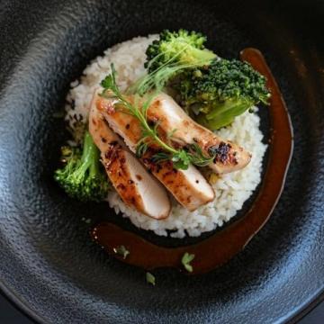 精選美味：檸檬蜜糖烤雞配蔬菜什錦和糙米料理