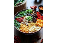 莆田紅菇鹵面是福建省莆田市的一道傳統美食，以其獨特的口感和豐富的營養而聞名