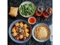 桂林特色美食指南：米粉、糍粑、啤酒魚(yú)與扣肉，小吃酸嘢與桂花糕的味蕾之旅