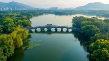 無錫是一座充滿江南水鄉(xiāng)風(fēng)情和歷史文化的城市，有太湖第一名勝黿頭渚、88米高的靈山