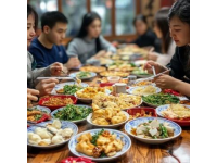 安徽省蚌埠市以其豐富多樣的美食文化而聞名，融合了南北風(fēng)味，既有傳統(tǒng)小吃