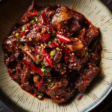 探索中國(guó)羊肉美食:草原烤全羊到新疆串串香