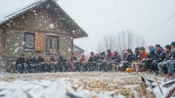 女子去陜西吃酒席，感嘆真佩服陜西人，外面下暴雪零下3度，還是堅持8個涼