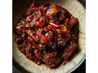 探索中國羊肉美食：草原烤全羊到新疆串串香