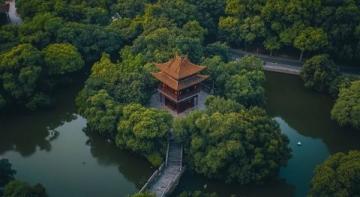 佛山西樵山景色獨(dú)特吸引眾多游客慕名而來