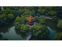 佛山西樵山景色獨(dú)特吸引眾多游客慕名而來(lái)