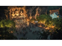 山陽(yáng)縣月亮洞夜半仍駐扎于山腳下的停車場(chǎng)