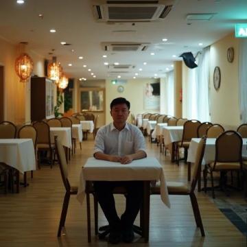 2010年，趙本山來梁天的梁家菜酒店吃飯，梁天一看本山大叔來了