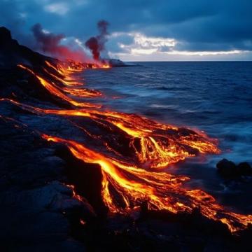 夏威夷大島，別名火山島，是夏威夷群島中最大的島嶼，以其壯觀的火山景觀而聞名