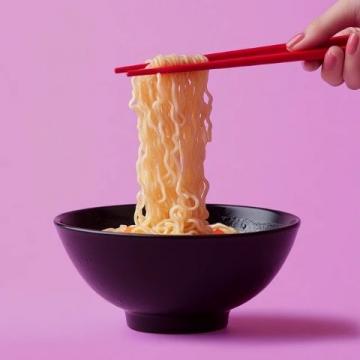 細(xì)而筋道的面條，酸辣甜味獨(dú)特，越吃越上癮