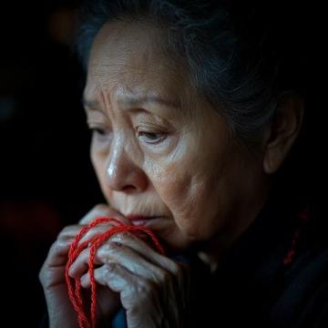 再婚晚年婦女含淚告別第二春：無償保姆生涯持續多年