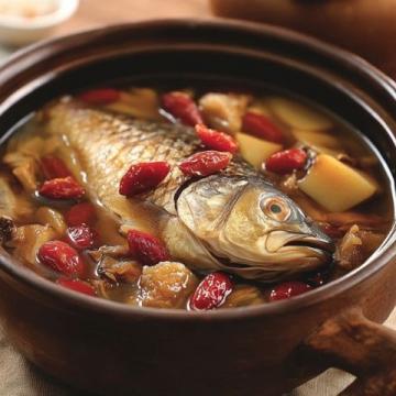 新鮮大魚煮成紅燒魚，尤其亮眼的眼睛證明了魚的新鮮度