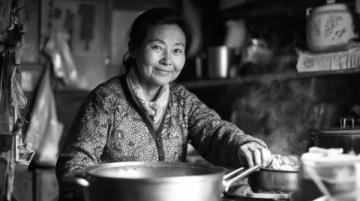 老撾鄉村端午節：中國女婿帶媳婦與丈母娘共慶傳統美食盛宴